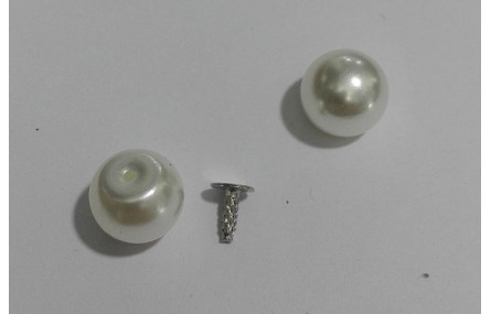 Perla 10mm con medio agujero y con remache