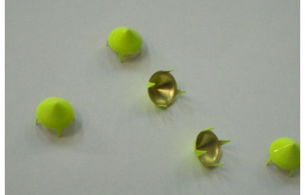 Tachuela cónica 10mm amarillo fluor