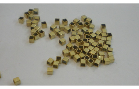 Cuenta Cubo pasante 1*1mm Latón pulido