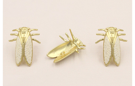 Pendiente cigarra 22*16mm Oro Mate y Blanco