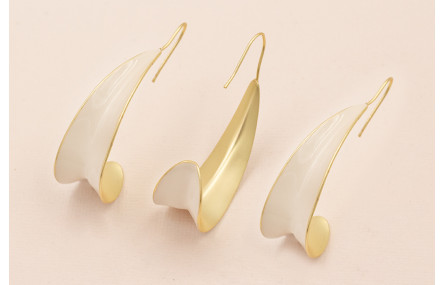 Pendiente pétalo curvado 50*25mm Oro Mate y Beige