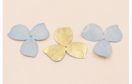 Flor 3 pétalos 35mm diametro Azul claro y Metal