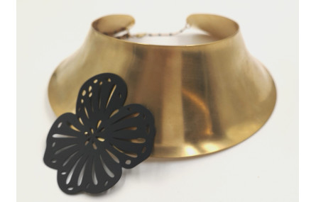 Collar rigido ancho con flor grande negra