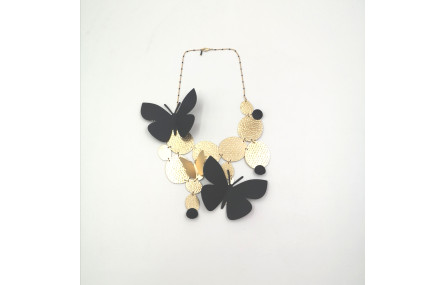 Collar chapas oro mate y mariposas negras