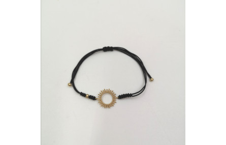 Pulsera macrame negra con sol oro