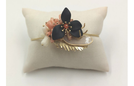 Pulsera rigida corales rosas,blanco y flor negra