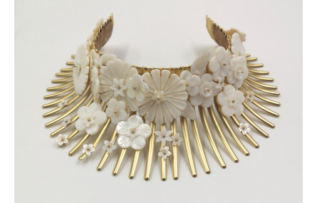 Collar rigido flores nacar