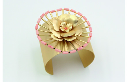 Pulsera ancha con roseton de tubos oro mate