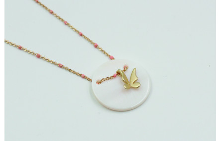 Solitario con cadena dorada y bola esmaltada rosa.