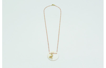 Solitario con cadena dorada y bola esmaltada rosa.