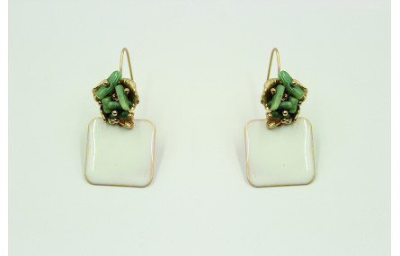 Pendientes perno flor con corales verdes y cuadrad