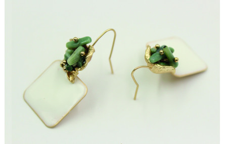 Pendientes perno flor con corales verdes y cuadrad