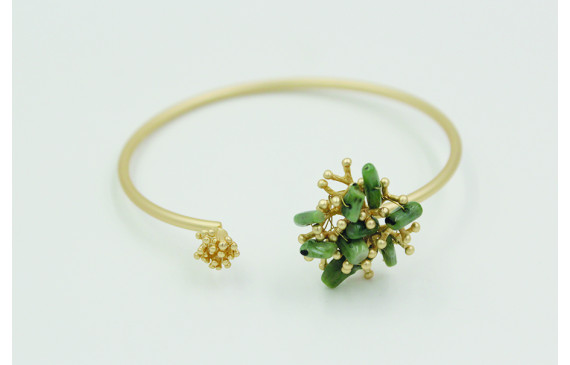 Pulsera rigida de coral oro mate y corales verdes.