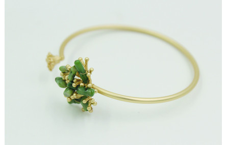 Pulsera rigida de coral oro mate y corales verdes.