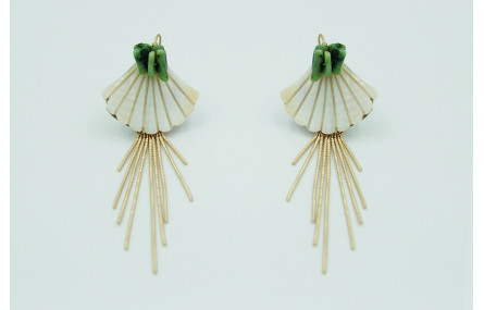 Pendientes concha triangular nacar, corales verdes