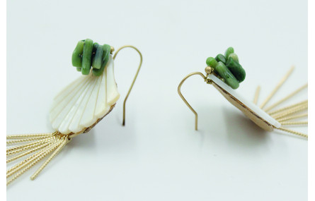 Pendientes concha triangular nacar, corales verdes