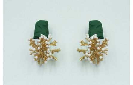 Pendientes perno martilleado verde mate con coral 