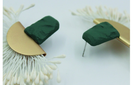 Pendientes perno martilleado verde mate y colgante