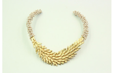 Collar rigido de escamas rematado con cadena de ab