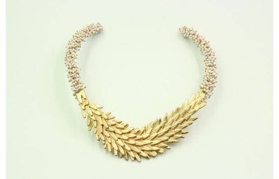 Collar rigido de escamas rematado con cadena de ab