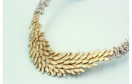 Collar rigido de escamas rematado con cadena de ab