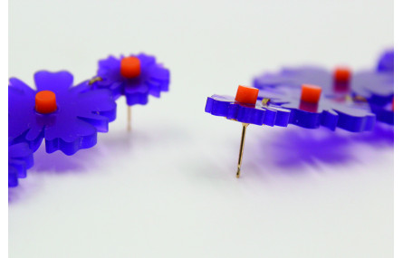 Pendiente grande de varias flores de metacrilato e