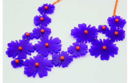 Collar con flores de metacrilato moradas y puntos