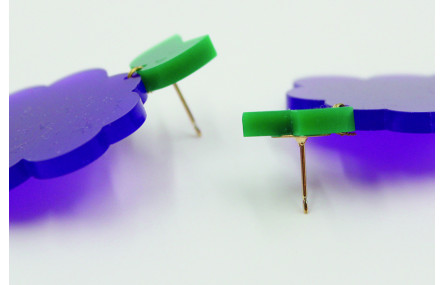 Pendientes con forma de uva en metacrilato morado.