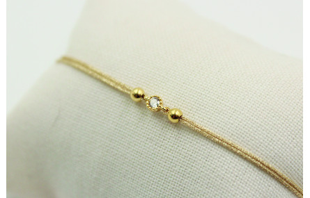 Pulsera de macrame en color oro palido y brillo de