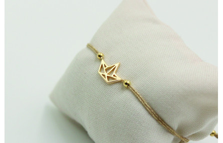 Pulsera de macrame en color oro palido y barco dor