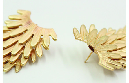 Pendientes escamas punta en oro mate. Largo del pe