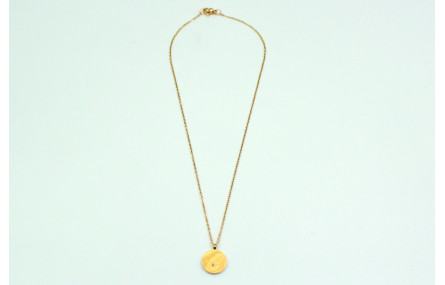 Solitario con cadena de eslabón pequeño dorado y c