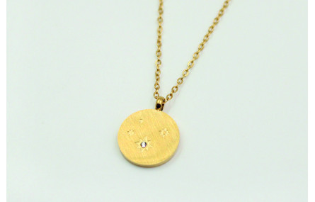 Solitario con cadena de eslabón pequeño dorado y c