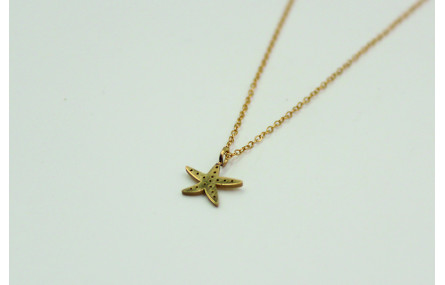 Solitario con cadena de eslabón pequeño dorado y c