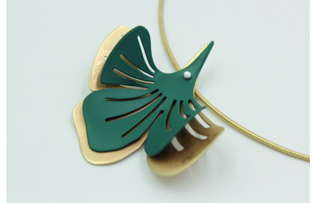 Collar rigido en oro mate con flores de tres pétal