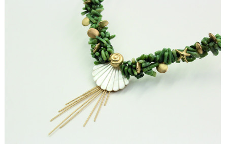 Collar rigido en forma de V con corales verdes, co