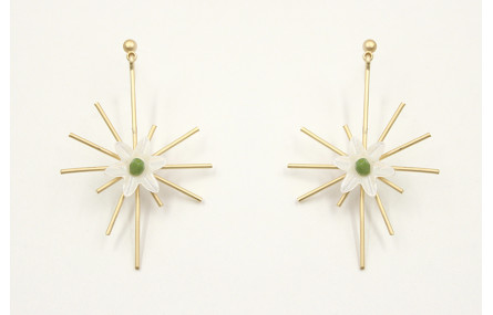 Pendientes con colgante rayos y flor nacar rematad