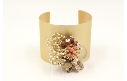 Pulsera rigida ancha con conchas y maderas, corale