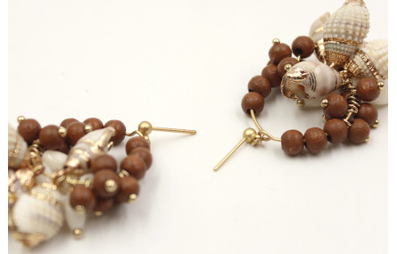 Pendientes aro con bolas de madera, corales blanco