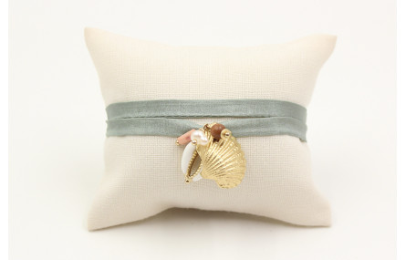 Pulsera seda verde con almeja oro mate y caracola 