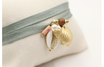 Pulsera seda verde con almeja oro mate y caracola 