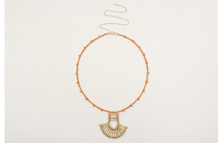 Collar de coralitos con colgante de listón de entr