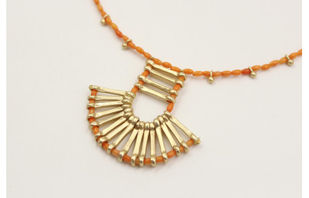 Collar de coralitos con colgante de listón de entr