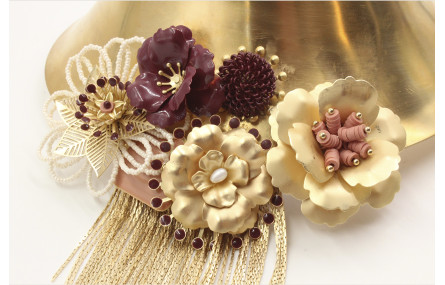 Collar ancho con fleco en oro mate, flores esmalta