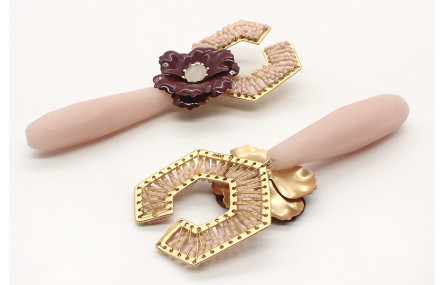 Pendientes miyuki rosa mate con flor esmaltada gra