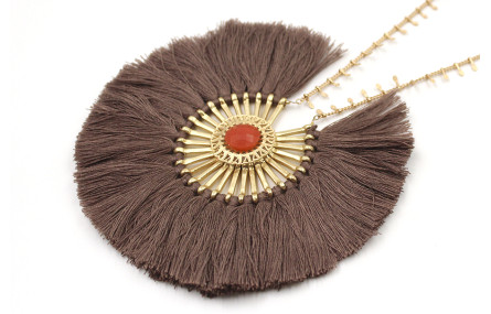 Collar largo roseton pompones color topo, brillo n