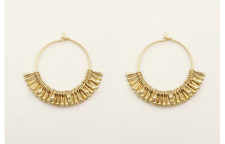 Pendientes de aro con gotitas en oro mate.