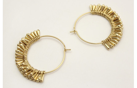 Pendientes de aro con gotitas en oro mate.