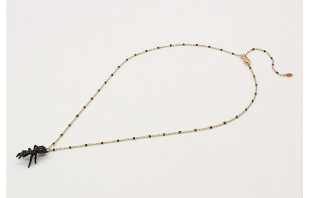 Solitario cadena bolita negra esmaltada y hormiga 