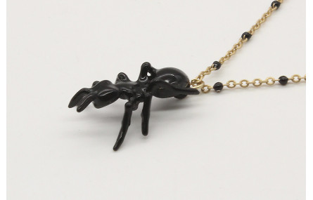 Solitario cadena bolita negra esmaltada y hormiga